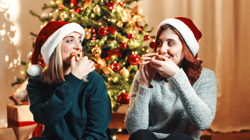 l'immagine di due ragazze che mangiano dolci a natale