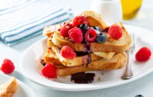 l'immagine rappresenta un french toast con mirtilli e fragole