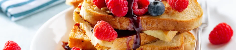 l'immagine rappresenta un french toast con mirtilli e fragole