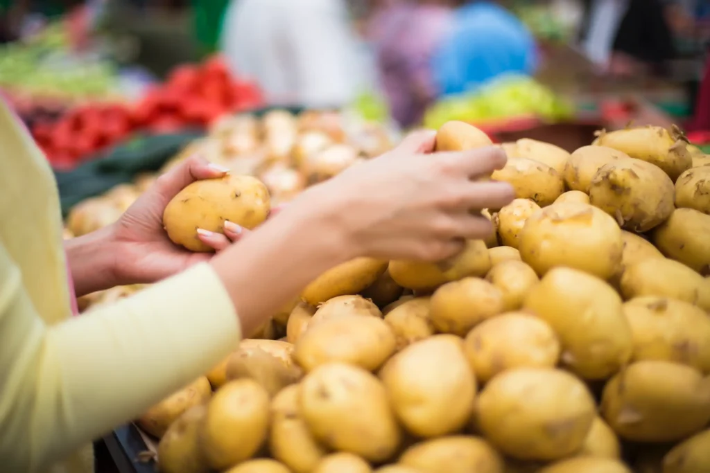 l'immagine rappresenta l'acquisto di alimenti freschi naturali