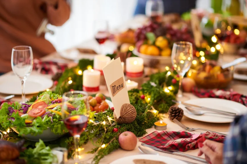 immagine di una tavola imbandita per natale, mangiare sano a natale