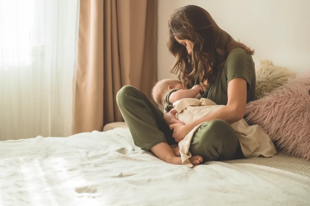 l'immagine rappresenta una donna durante l'allattamento