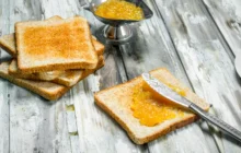 foto di pane tostato con ricotta, marmellata di arance amare e semi oleosi