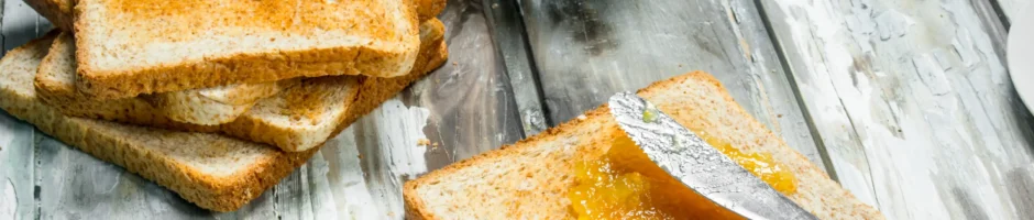 foto di pane tostato con ricotta, marmellata di arance amare e semi oleosi