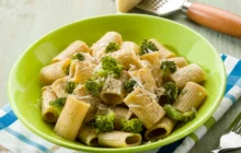foto di una pasta di grano saraceno con broccoli e parmigiano