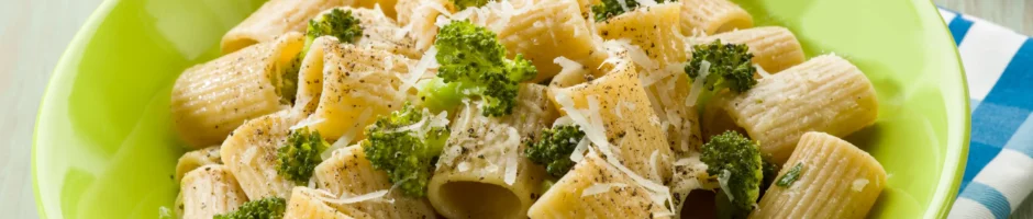foto di una pasta di grano saraceno con broccoli e parmigiano