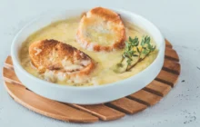 l'immagine di una zuppa di cipolle francese con crostoni di pane