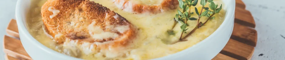 l'immagine di una zuppa di cipolle francese con crostoni di pane