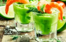 Gamberi con crema di avocado aromatizzata al lime