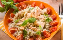 Insalata di farro con salmone affumicato, fagiolini e pomodorini