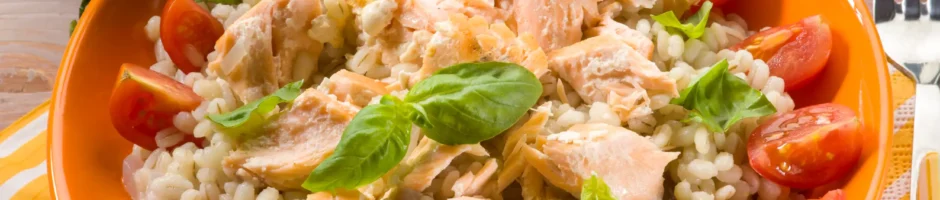 Insalata di farro con salmone affumicato, fagiolini e pomodorini