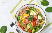 Insalata di quinoa con verdure e curry