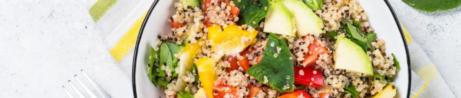 Insalata di quinoa con verdure e curry