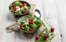 Insalata fresca con valeriana, mela verde, feta e frutti rossi