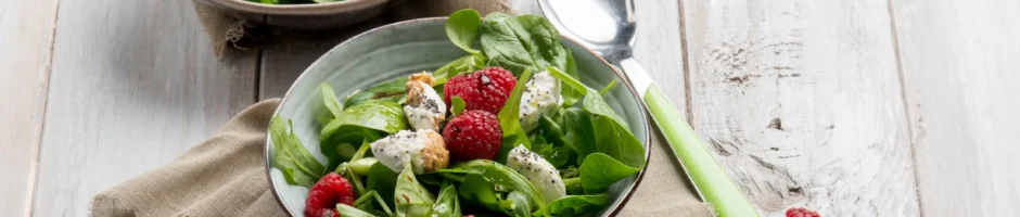 Insalata fresca con valeriana, mela verde, feta e frutti rossi