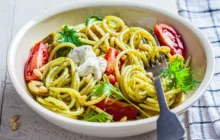 Pasta fredda integrale con pesto, pomodorini e mozzarelle