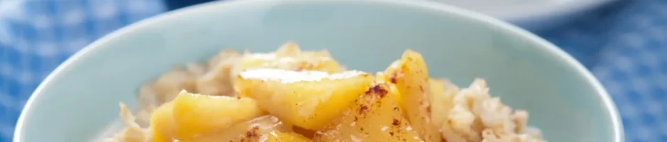 Porridge di mela cotta, cannella, noci e uvetta