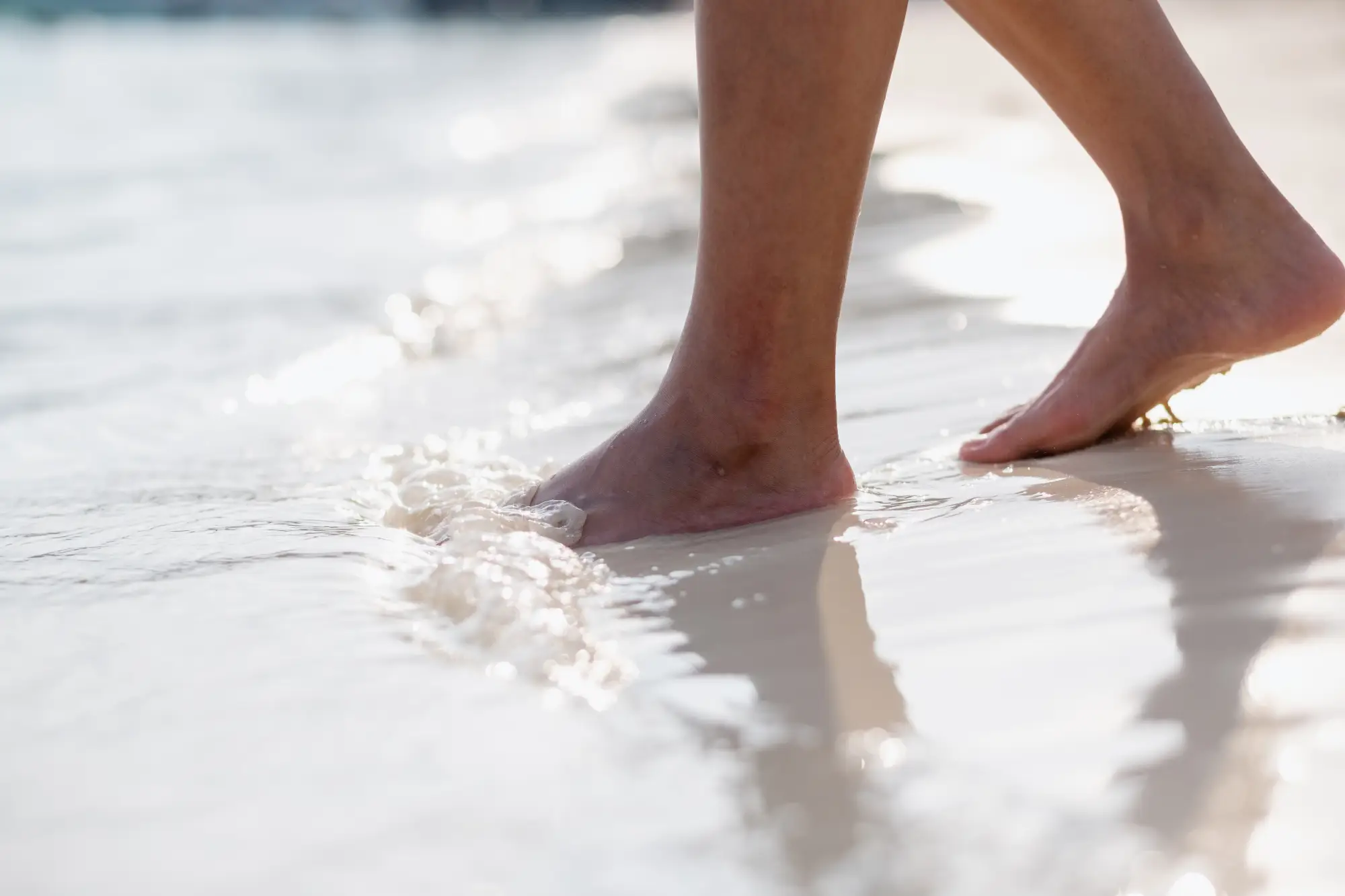 combattere le caviglie gonfie passeggiando sull'acqua