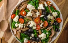 pasta con feta e olive nere