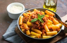 Pasta con ragù leggero di pollo