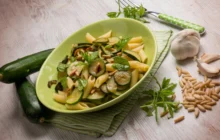 penne al kamut con peso di pistacchi e zucchine