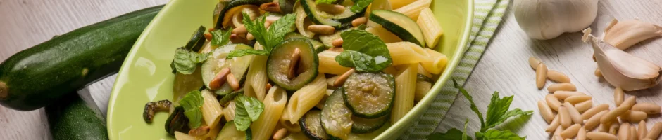 penne al kamut con peso di pistacchi e zucchine