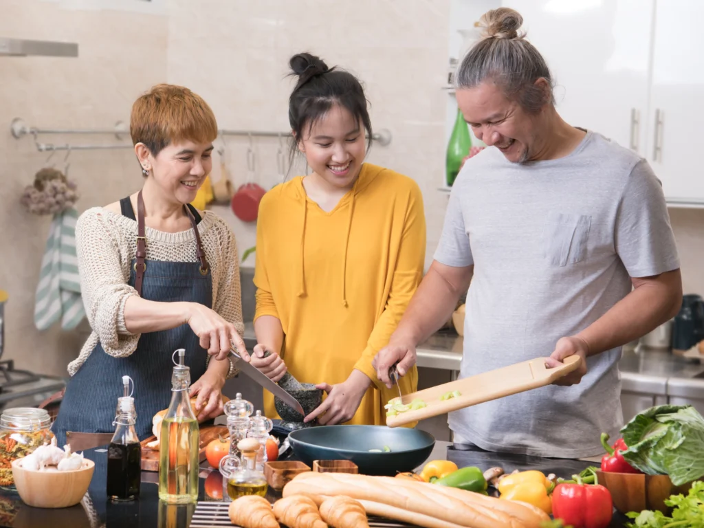 famiglia che cucina, importanza dell'aiuto dei genitori e del nutrizionista nell'alimentazione in adolescenza