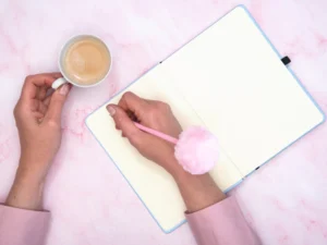 donna che scrive su un quaderno il calcolo dei blocchi per la dieta a zona