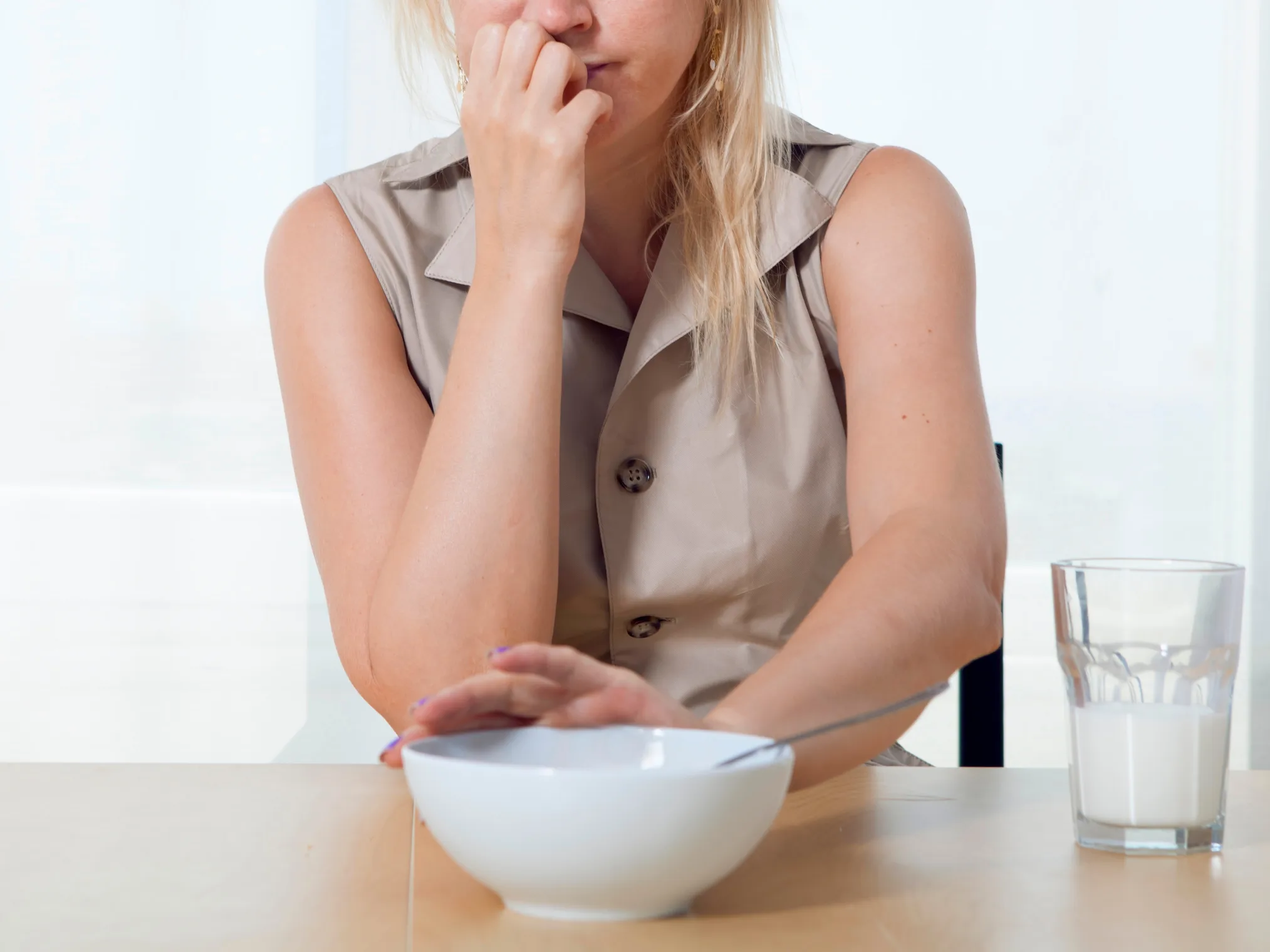 donna che rifiuta il piatto, è sconsigliata la dieta del digiuno intermittente alle donne in gravidanza, allattamento, con persone con disturbi del comportamento alimentari e con problemi di salute particolari