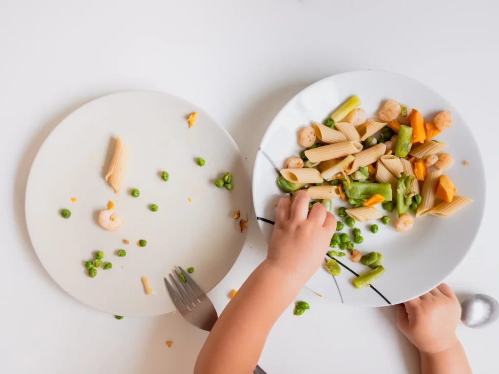 immagine di un bambino che impara a mangiare da solo durante lo svezzamento