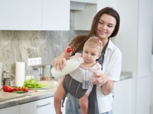 mamma e figlio che bevono, incrementare il consumo di acqua in allattamento