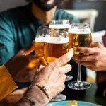 un gruppo di amici che beve vino e birra, da limitare se si soffre di diverticolite dieta