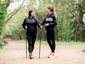 due donne che fanno attività fisica, importante in menopausa