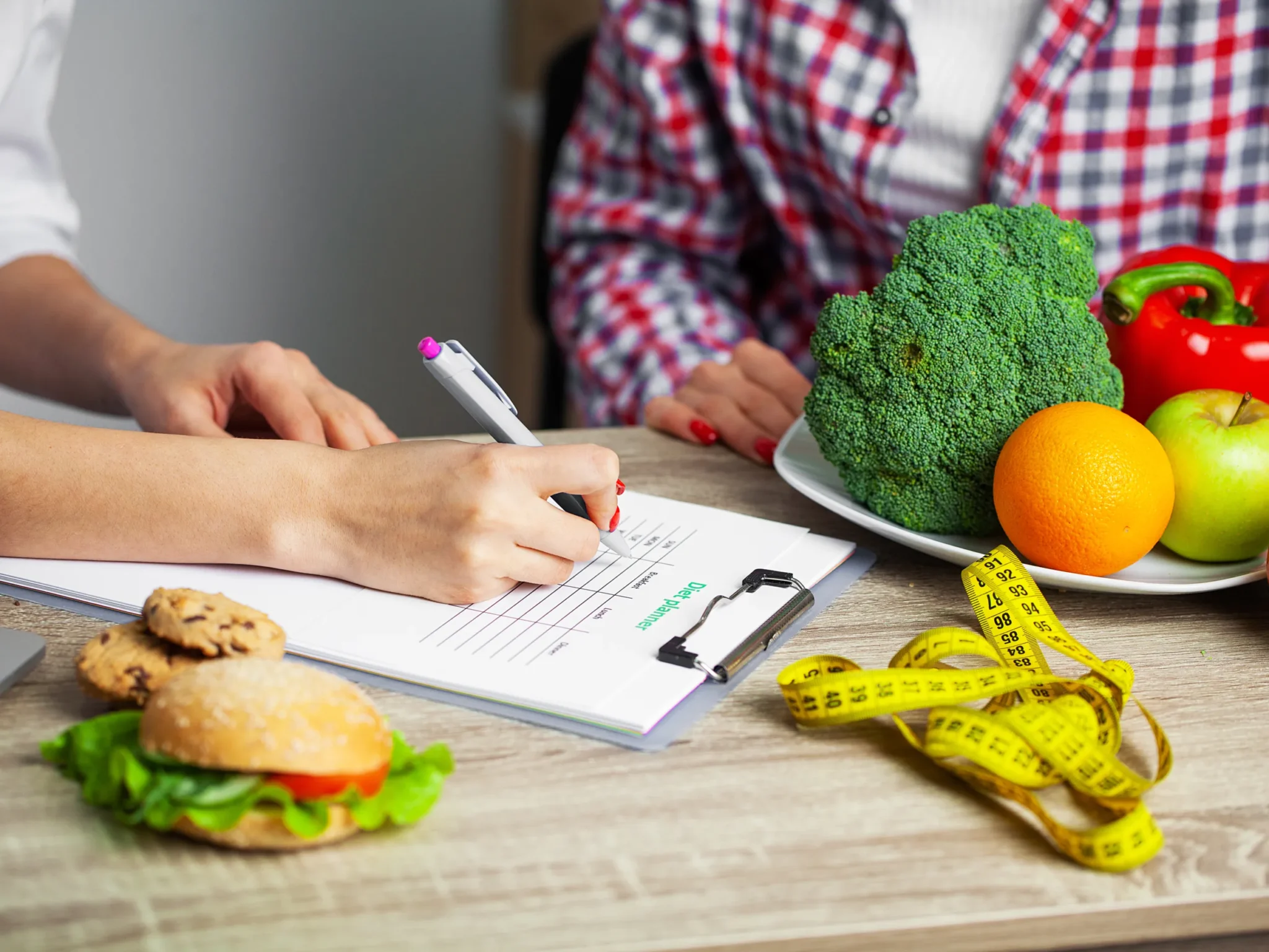 nutrizionista che redige il piano alimentare in caso di sovrappeso e obesità, dieta ipocalorica ed educativa