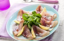 Insalata fresca con carpaccio di spada