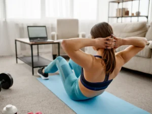 ragazza che fa attività fisica a basso impatto a casa, si raccomanda attività fisica a basso impatto per chi soffre di colon irritabile