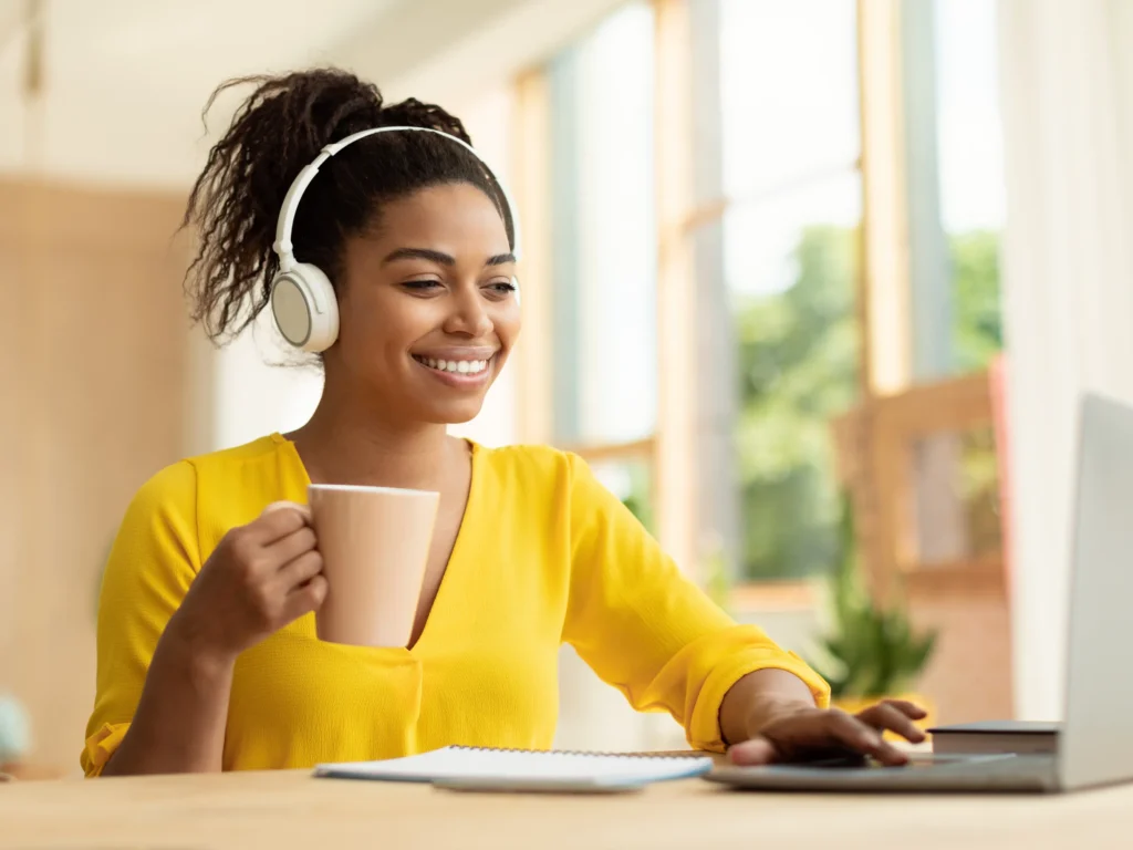 donna che beve caffè durante il lavoro, cosa bere durante il digiuno intermittente e esempio di digiuno intermittente