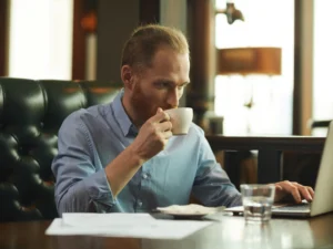 uomo che beve caffè durante il digiuno intermittente, cosa bere durante il digiuno intermittente 16 8