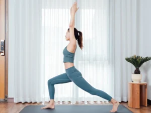 donna che fa yoga, fare del movimento con gonfiore addominale