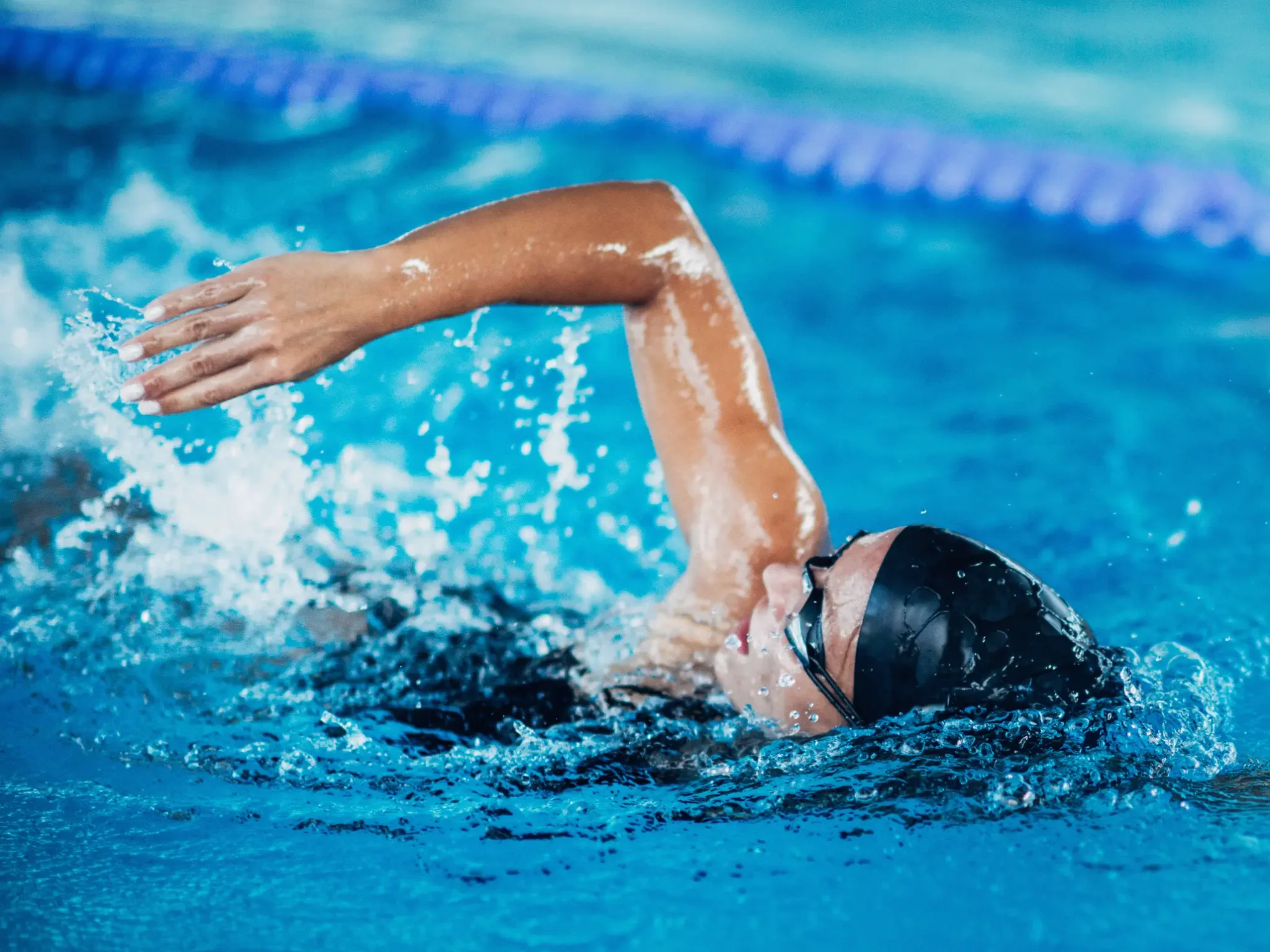 ragazza che si allena nel nuoto, l'alimentazione vegetariana e vegana per gli sportivi