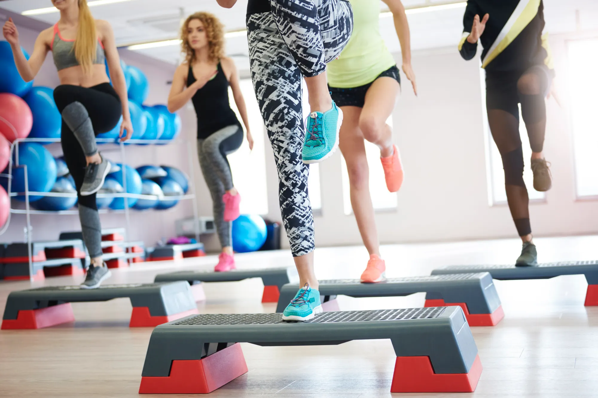 lo step è un esercizio che permette di ridurre il grasso sulle gambe e sui fianchi se si ha un fisico a pera