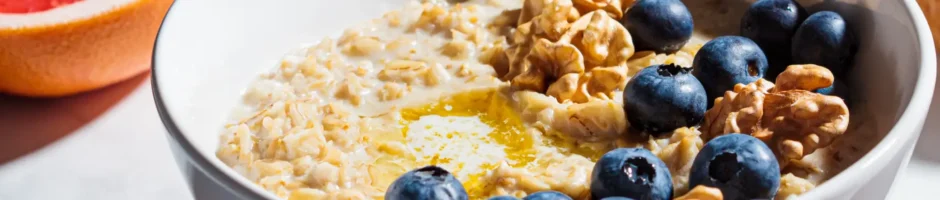 immagine di oatmeal con nocciole e mirtilli