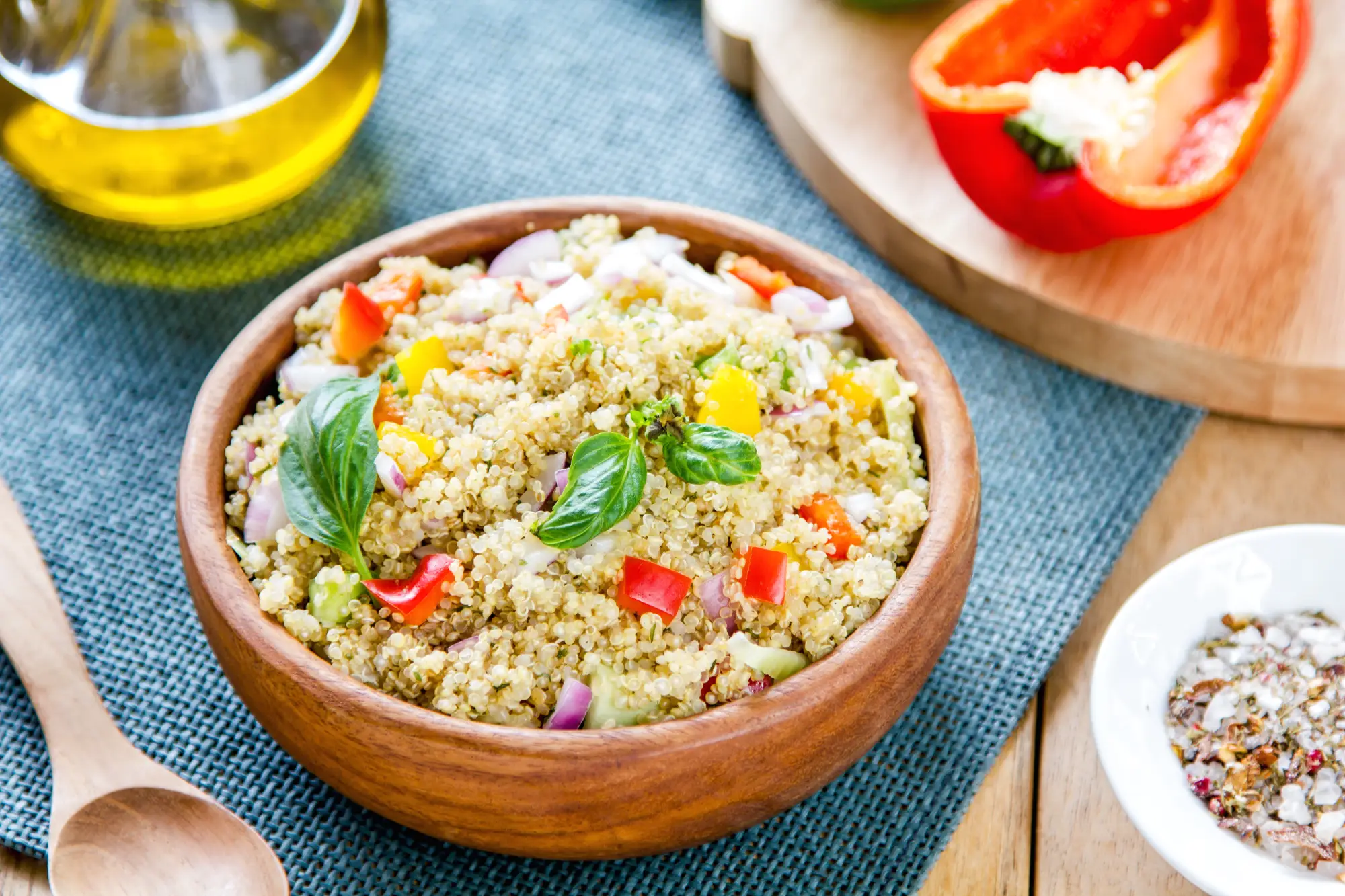 Insalata superfood con quinoa peperoni e cetrioli