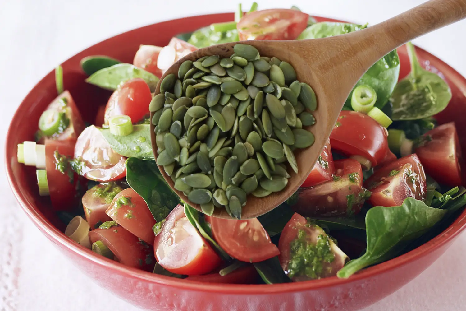 Ricetta superfood per fare insalata con spinaci e semi di zucca Superfood, tutto quello che devi sapere