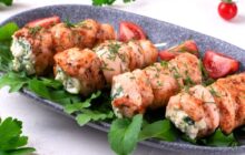 ricetta di Involtini di Pollo ripieni con spinaci e ricotta, serviti con una salsa di pomodorini caramellati