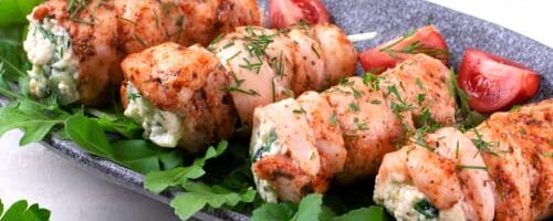 ricetta di Involtini di Pollo ripieni con spinaci e ricotta, serviti con una salsa di pomodorini caramellati