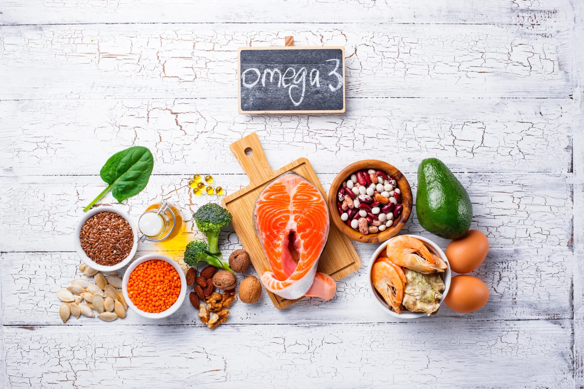 cibi ricchi di omega-3, salmone, noci, uova, avocado sono indicati per chi soffre di endometriosi