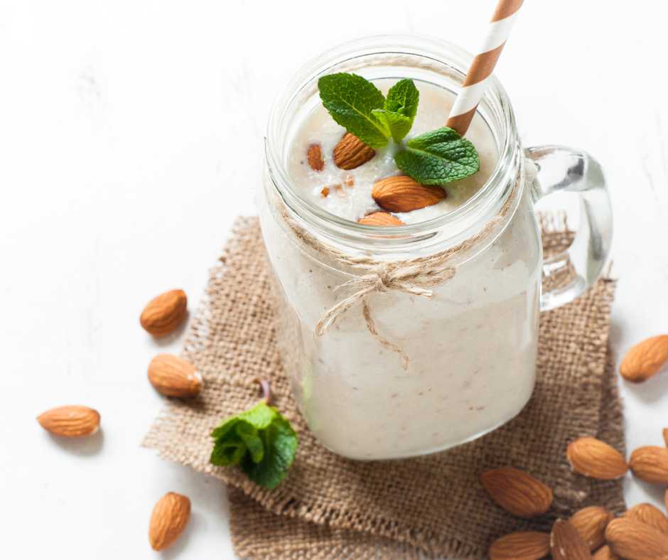 Il latte di mandorla è tra le bevande vegetali più leggere e povere di calorie